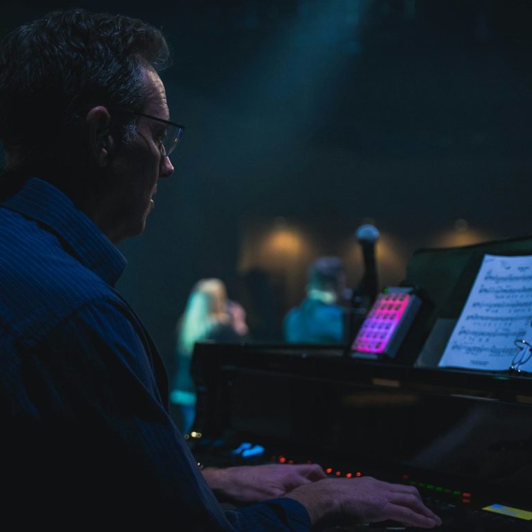 Pianist practicing the 20-20-20 rule